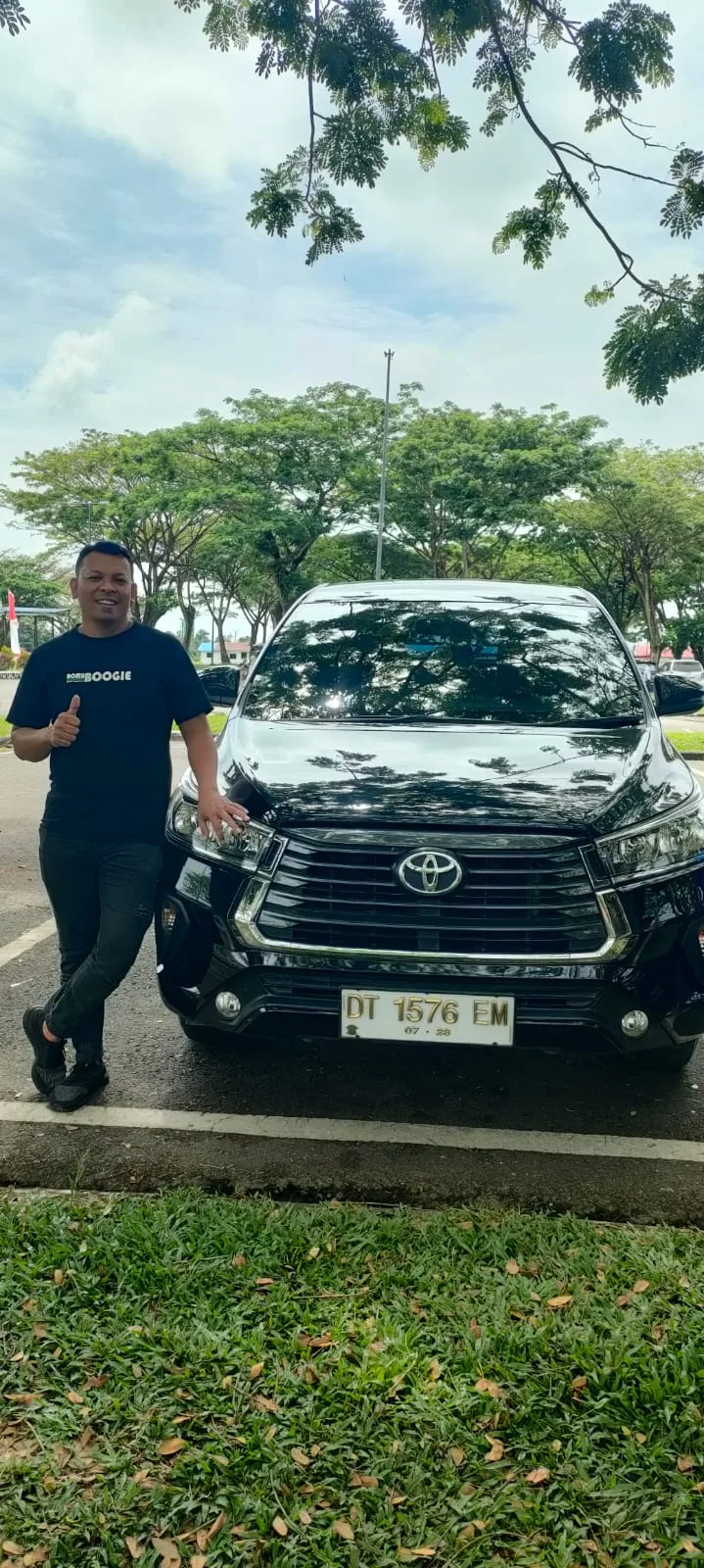 Klien menerima mobil sewa Toyota Innova dari EmpatDua Rental Kendari