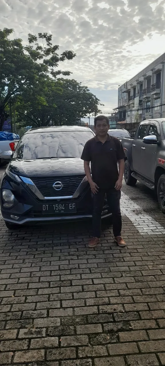 Serah terima kunci mobil sewa kepada pelanggan EmpatDua Rental Kendari