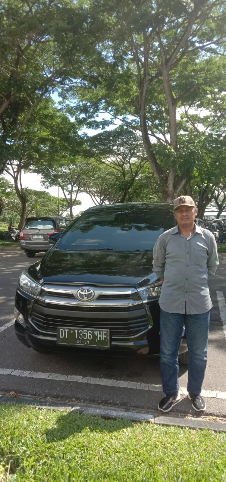 Serah terima mobil rental Toyota Innova kepada klien EmpatDua Rental di Kendari
