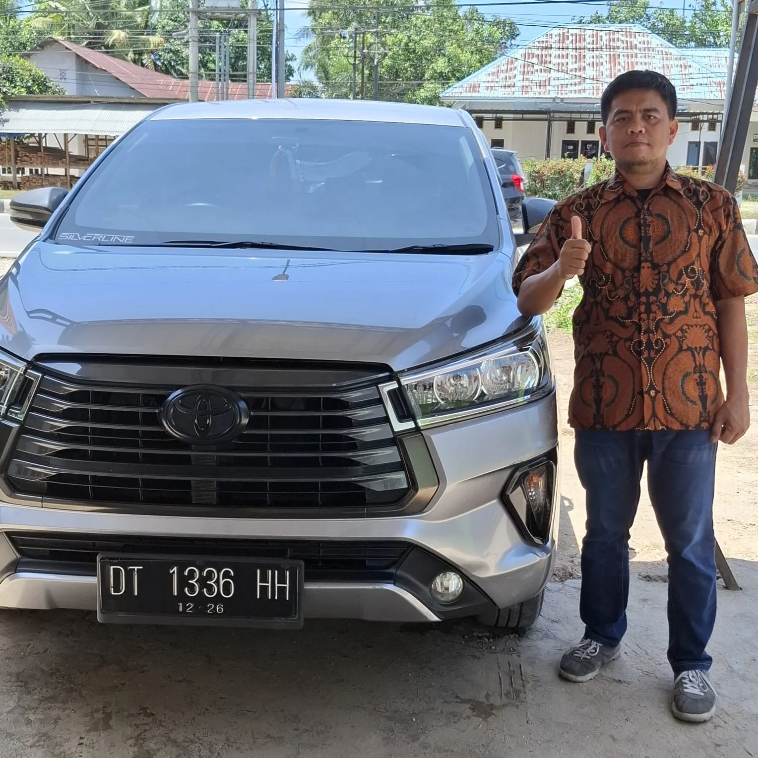 Serah terima mobil sewa kepada klien EmpatDua Rental di Kendari
