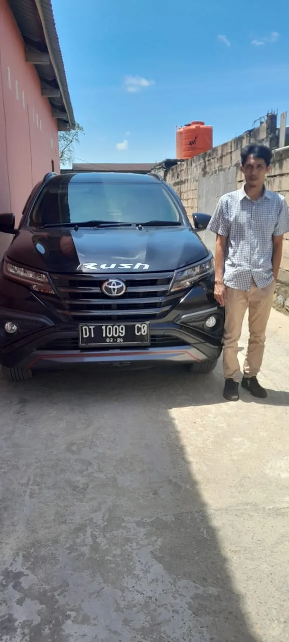 Penyerahan mobil sewa kepada pelanggan di Kendari